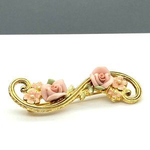 1928 Floral Flourish Bar Brooch, Vintage Romantic Lapel Pin with Bisque Roses